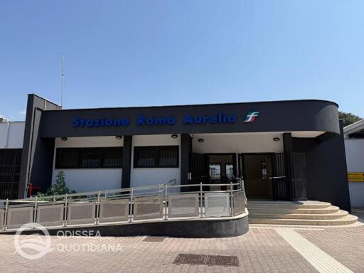 Immagine della stazione ferroviaria di Roma Aurelia dopo gli interventi di riqualificazione. La fotografia mostra gli spazi e le strutture della stazione interessati dal restyling, realizzato nell’ambito degli interventi ferroviari per il Giubileo. Il progetto ha incluso il risanamento delle parti deteriorate e interventi finalizzati all’eliminazione delle barriere architettoniche.