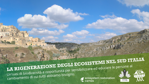 Un panorama di un paesaggio roccioso e collinare sotto un cielo azzurro con nuvole bianche, caratterizzato da un antico borgo costruito su un pendio. Sulla sinistra, vari edifici in pietra sono raggruppati lungo una scogliera naturale tra zone di vegetazione verde. In basso, il testo recita: "LA RIGENERAZIONE DEGLI ECOSISTEMI NEL SUD ITALIA" e sotto "Un'oasi "Un'oasi di biodiversità e opportunità per sensibilizzare ed educare le persone al cambiamento di cui tutti abbiamo bisogno.". Nella parte inferiore sono presenti i loghi "ecosystem restoration camps", "viva" e "PLANT THE PLANET".

