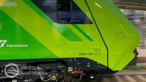 L’immagine mostra un treno Rock di Trenitalia, appartenente alla nuova generazione di convogli regionali. Il mezzo è ripreso all’esterno, con la lunga composizione ferroviaria visibile lungo i binari. Si distinguono la livrea contemporanea, le ampie finestre dei vestiboli e delle carrozze e la configurazione destinata ai servizi regionali del Lazio.