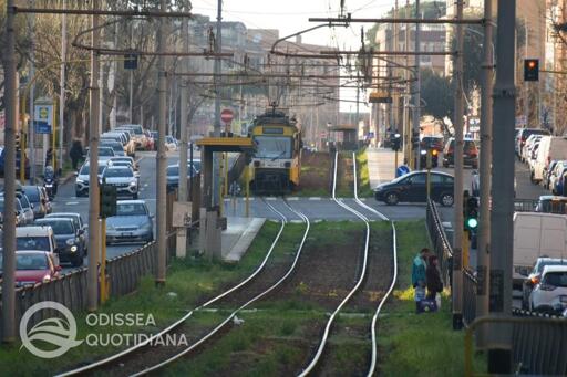 L’immagine mostra via Casilina nel tratto interessato dai lavori e dalle modifiche alla circolazione. La strada è inserita nel tessuto urbano di Roma, con carreggiate, segnaletica e infrastrutture del trasporto pubblico visibili lungo il percorso. La fotografia rappresenta l’area urbana interessata dalla riorganizzazione temporanea della viabilità connessa al cantiere ACEA.