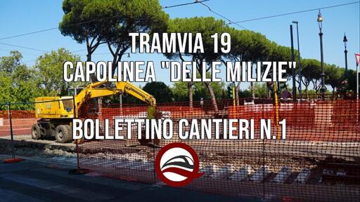 Fotogramma del cantiere di piazza delle Milizie con recinzioni, mezzi da lavoro e operai impegnati nelle prime opere per il nuovo capolinea provvisorio del tram 19. L'area interessata comprende la sede dei binari e parte della carreggiata. La scena mostra l'avvio di un intervento destinato a garantire la continuità del servizio tranviario durante la trasformazione dell'assetto definitivo della zona.