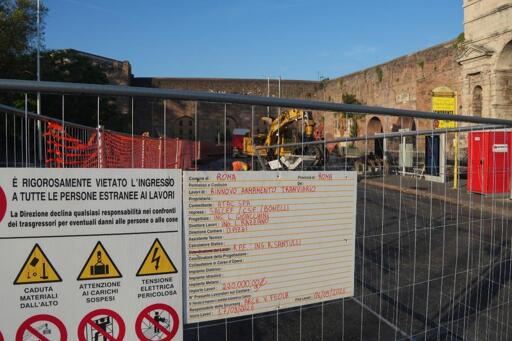 Fotografia del nodo tranviario di Porta Maggiore durante i lavori di sostituzione dei binari. L’area interessata si trova sul lato di piazzale Labicano e comprende il rettifilo della fermata verso Prenestina. Sono visibili l’infrastruttura tranviaria e l’area di cantiere, con la carreggiata stradale interessata da un restringimento temporaneo.