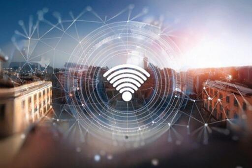 Il simbolo del 5g con sullo sfondo i palazzi di Roma. L'immagine richiama l'estensione della copertura della rete mobile 5G lungo l'intera linea, consentendo ai viaggiatori di navigare e comunicare anche durante gli spostamenti sotterranei.