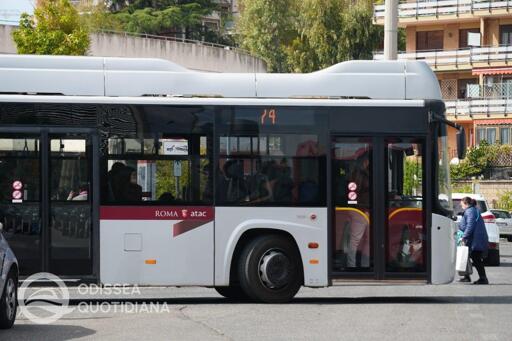 Immagine dedicata all’ipotesi di Bus Rapid Transit tra EUR Fermi e Lido Centro, lungo l’asse di viale Cristoforo Colombo. Il progetto prevede autobus elettrici, corsie dedicate e una frequenza di un mezzo ogni cinque minuti nelle ore di punta. Il collegamento dovrebbe servire il quadrante EUR e il litorale, ma la realizzazione richiederà finanziamenti aggiuntivi oltre allo studio di fattibilità.